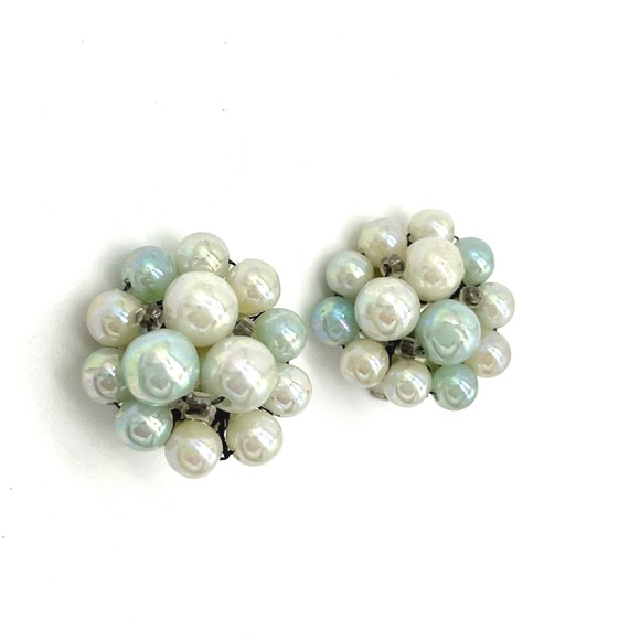Vintage Faux Pearl Cluster Earrings Iridescent‎ Clip On Costume Jewelry - Picture 1 of 3